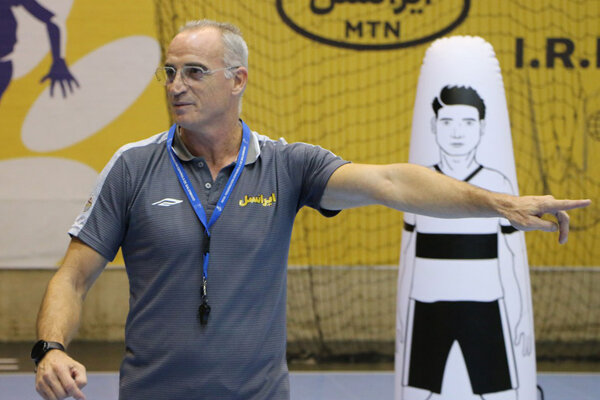 Iran handball coach Guijosa aims Asian title