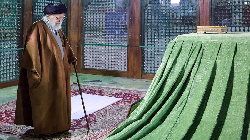 Leader Visits Imam Khomeini Mausoleum