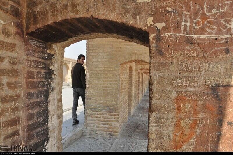 Memoir writings will be removed from Si-o-Se Pol face in Isfahan