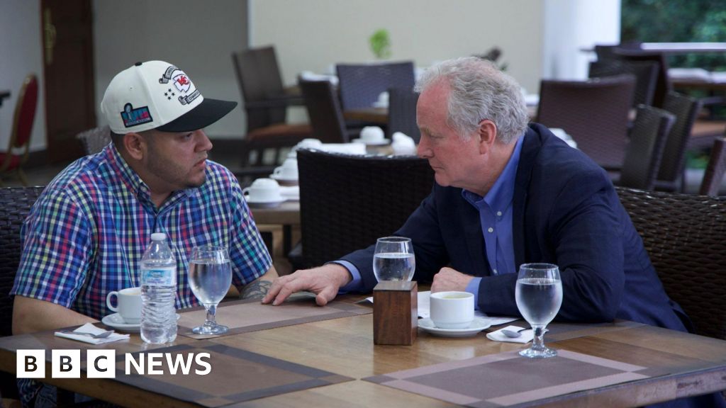 Maryland Sen Van Hollen meets El Salvador deportee Kilmar Ábrego García
