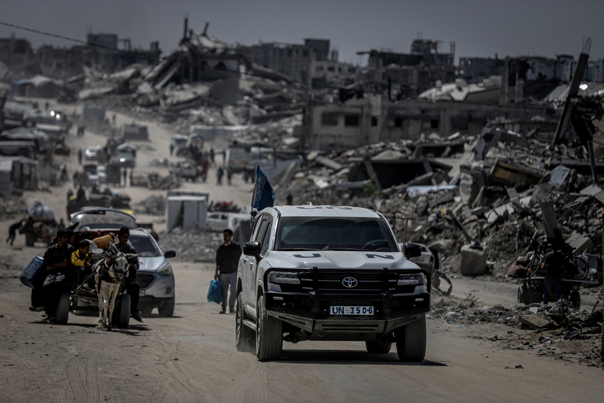 Palestinians flee with their belongings to areas they consider safe after the Israeli army's intense attacks in Gaza Strip on May 16, 2025. [Saeed M. M. T. Jaras - Anadolu Agency]