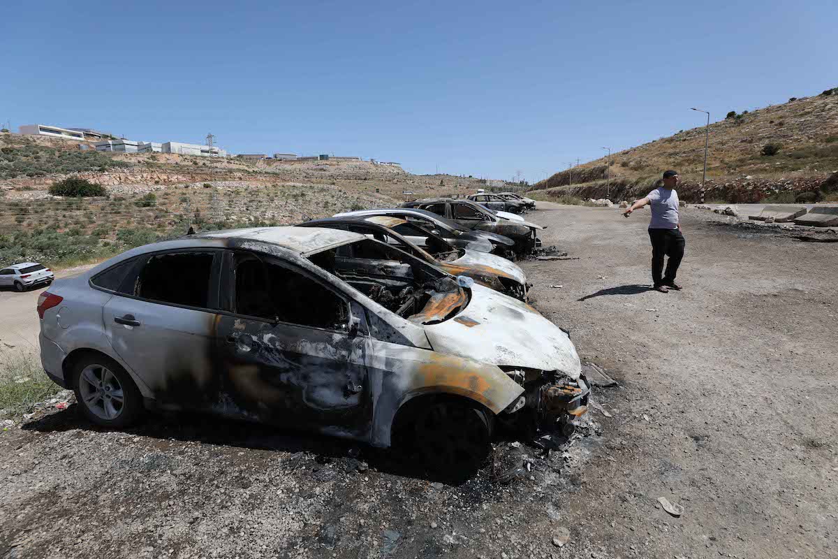 Israeli settlers torch 15 Palestinian vehicles in occupied West Bank – Middle East Monitor