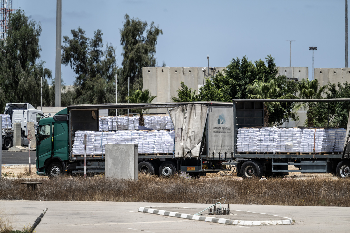 Trucks carrying aid enter Gaza through Kerem Shalom border crossing with Israel's permission on May 20, 2025. [Mostafa Alkharouf - Anadolu Agency]