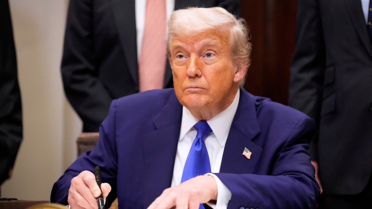 Trump signs executive order to bring down prescription drug prices | Donald Trump News