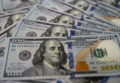 Dollar falls after Iran’s attack on U.S. air base Dollar falls after Iran’s attack on U.S. air base