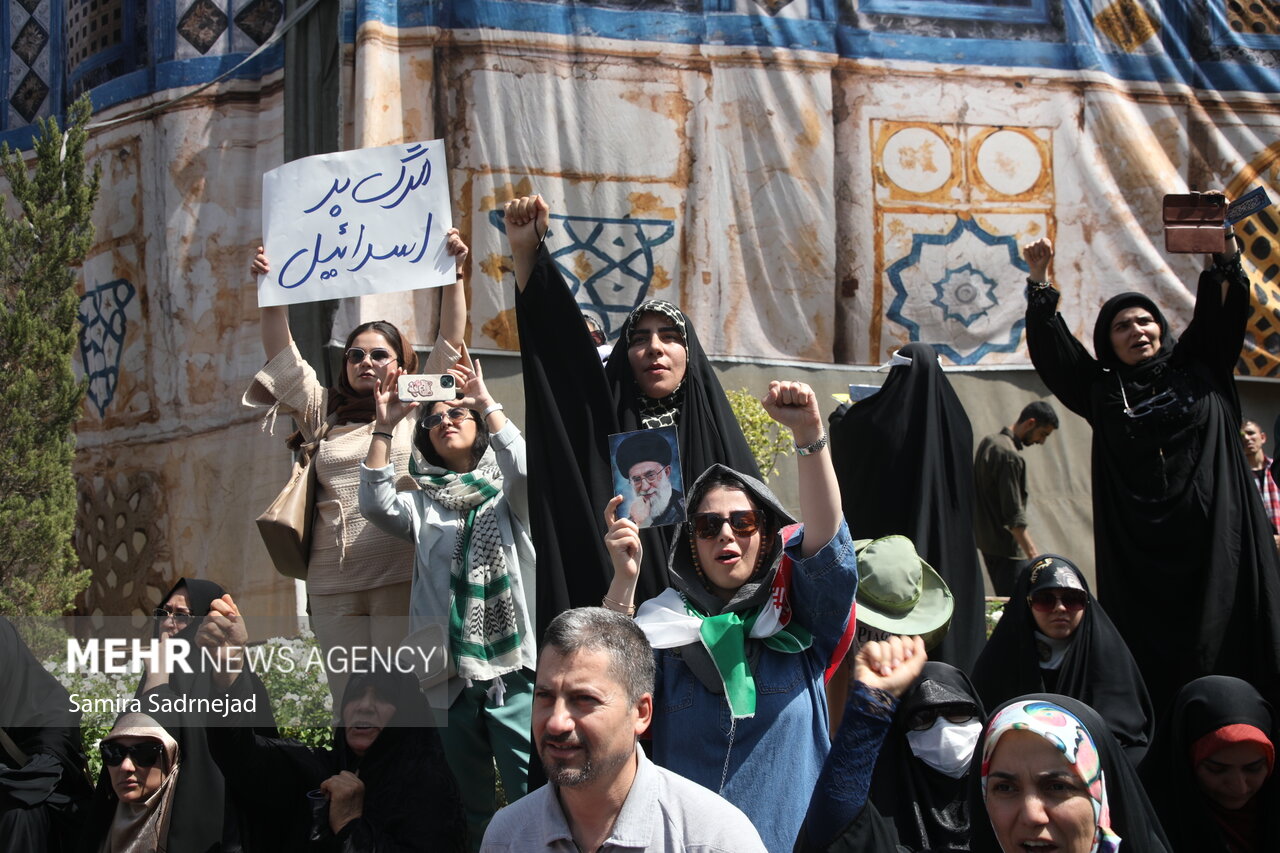 Iran nation overcome all crises by defense, empathy culture
