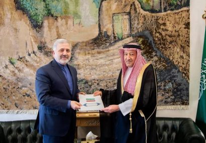 Envoy to KSA hands over Araqchi’s message to his Saudi counterpart