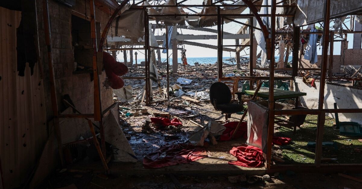 Gaza mourns those killed in Israeli strike on seafront cafe