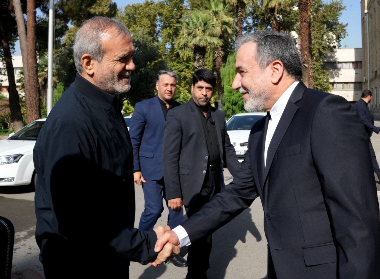 Pezeshkian's unannounced visit to Foreign Ministry