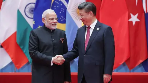 Getty Images Chinese President Xi Jinping (right) shakes hands with Indian Prime Minister Narendra Modi to the G20 Summit on September 4, 2016 in Hangzhou, China.