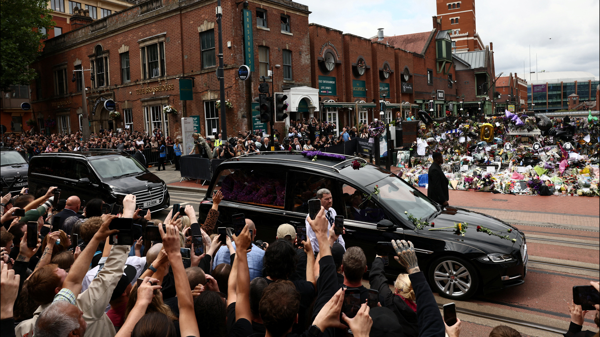 Fans and family say goodbye to metal star Ozzy Osbourne | Newsfeed