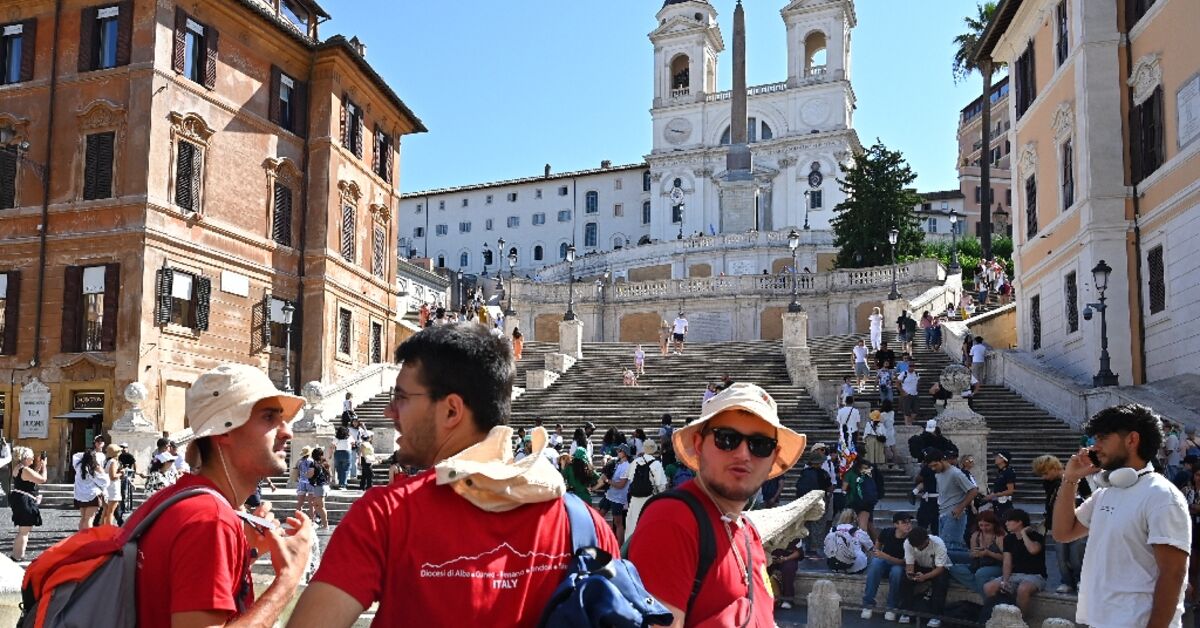 Up to a million young Catholics expected for grand Pope Leo vigil