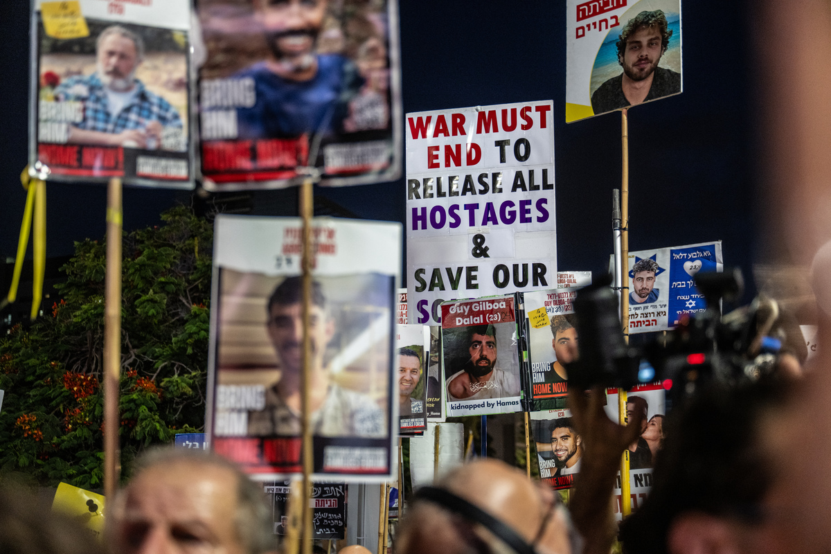Families of Israeli captives block major highway in Tel Aviv to demand deal with Palestinians – Middle East Monitor