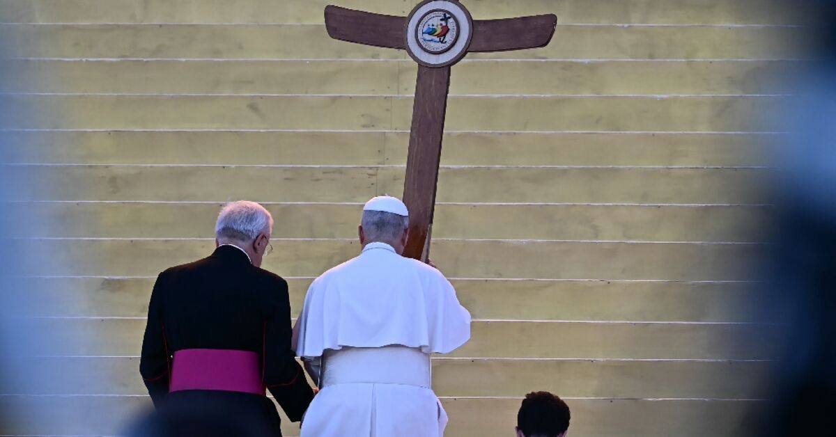 Young Catholics give rock star welcome to Pope Leo at vigil
