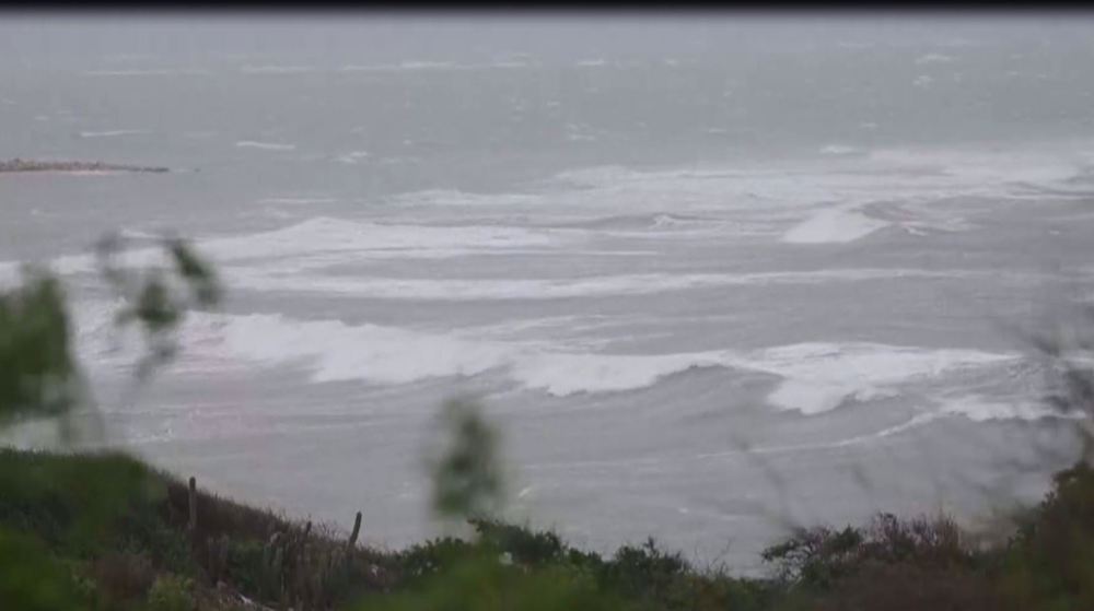 Hurricane Melissa brings strong winds and rough seas to Jamaica