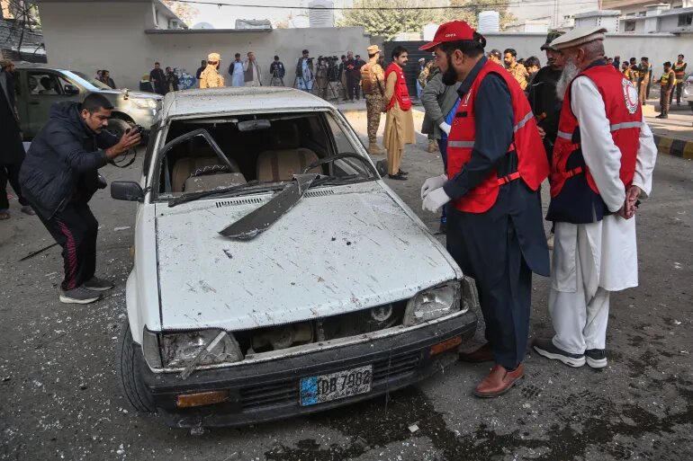 6 killed in suicide attack on security complex in Pakistan