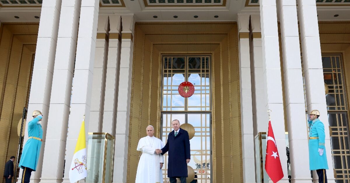 Pope urges Turkey to embrace mediator role on first overseas trip
