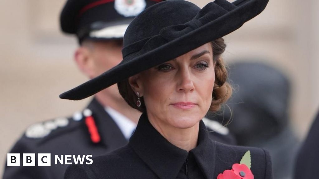 Kate and Queen lay Armistice Day wreaths as nation pays tribute