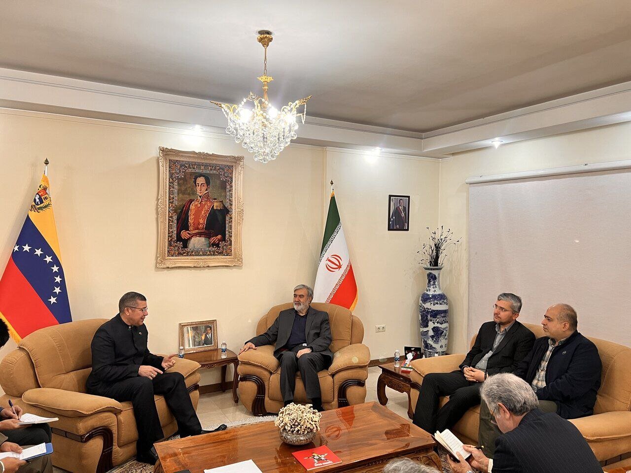 MPs denounce ‘terroristic’ US threats in discussions with Venezuelan envoy