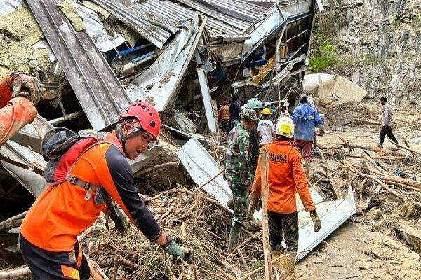 Sumatra flash floods, landslides leave 914 dead: report