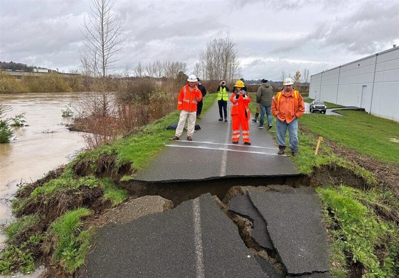 Flash flood warnings follow Levee Breach in Washington