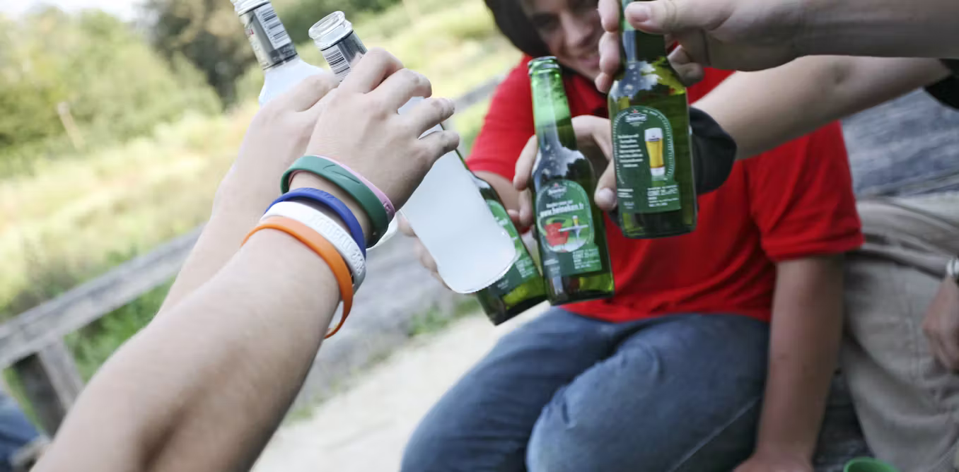 Exposure to neighborhood violence leads some Denver teens to use tobacco and alcohol earlier, new study shows