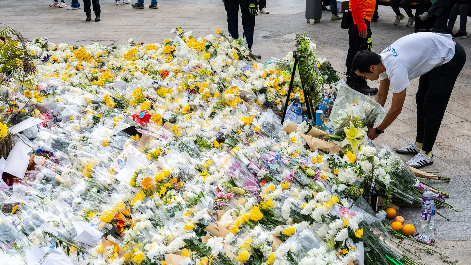 Hong Kong residents demand answers after deadly apartment fire | Newsfeed