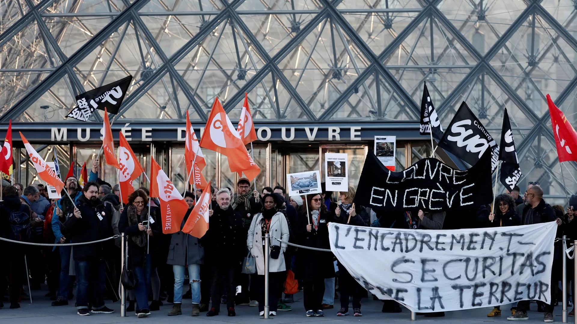 Louvre shut down as museum staff stage strike over working conditions | Labour Rights