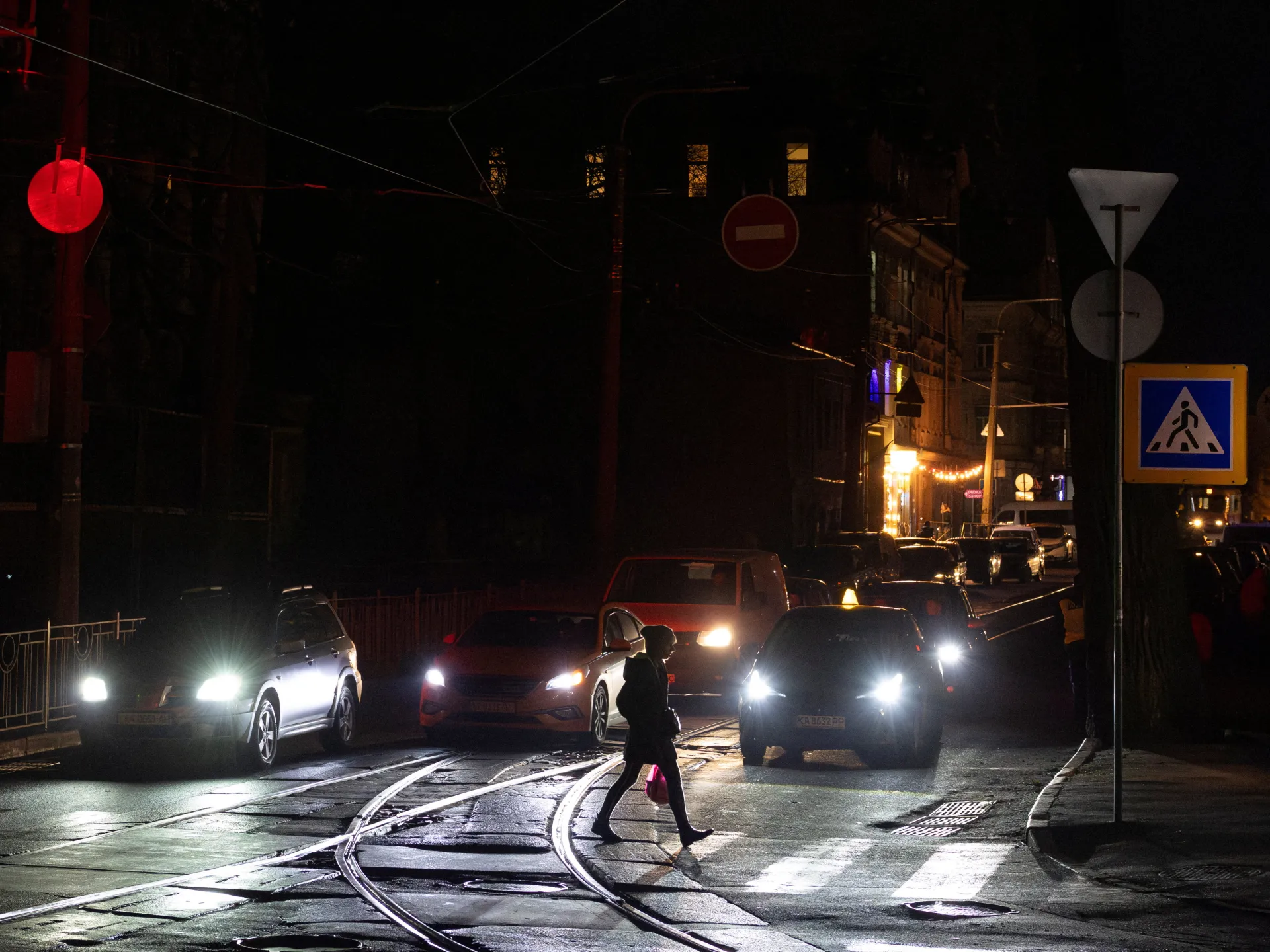 Russian attacks cut power for thousands in Ukraine as peace talks press on | News