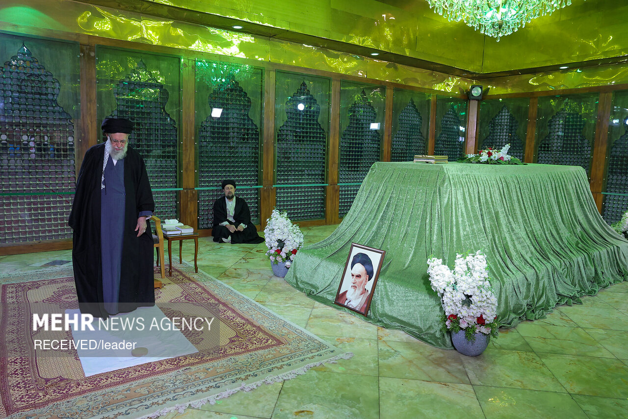 VIDEO: Leader visits Imam Khomeini (RA) Mausoleum