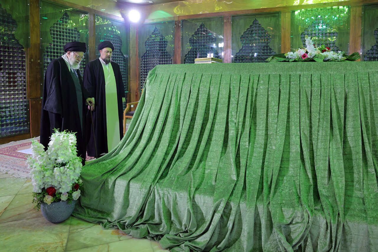 Mehr News Agency – Leader pays tribute to Imam Khomeini (RA) Mausoleum