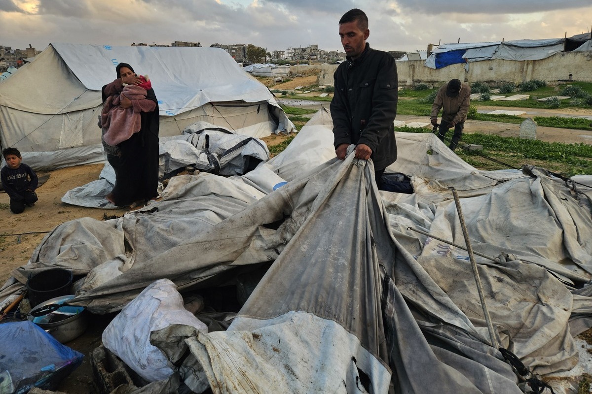 Storm damages thousands of tents in Gaza, raising fears of humanitarian disaster – Middle East Monitor