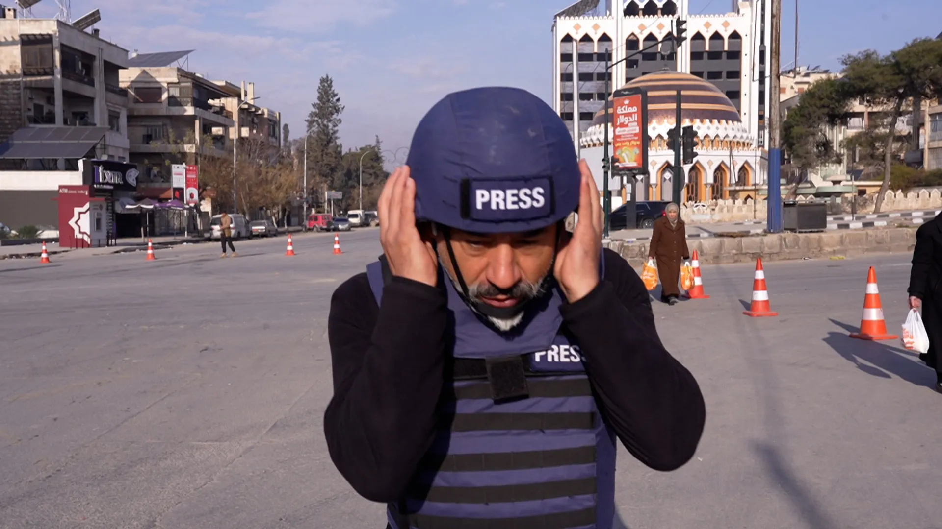 Al Jazeera reporter takes cover as shots ring out in Aleppo | Newsfeed