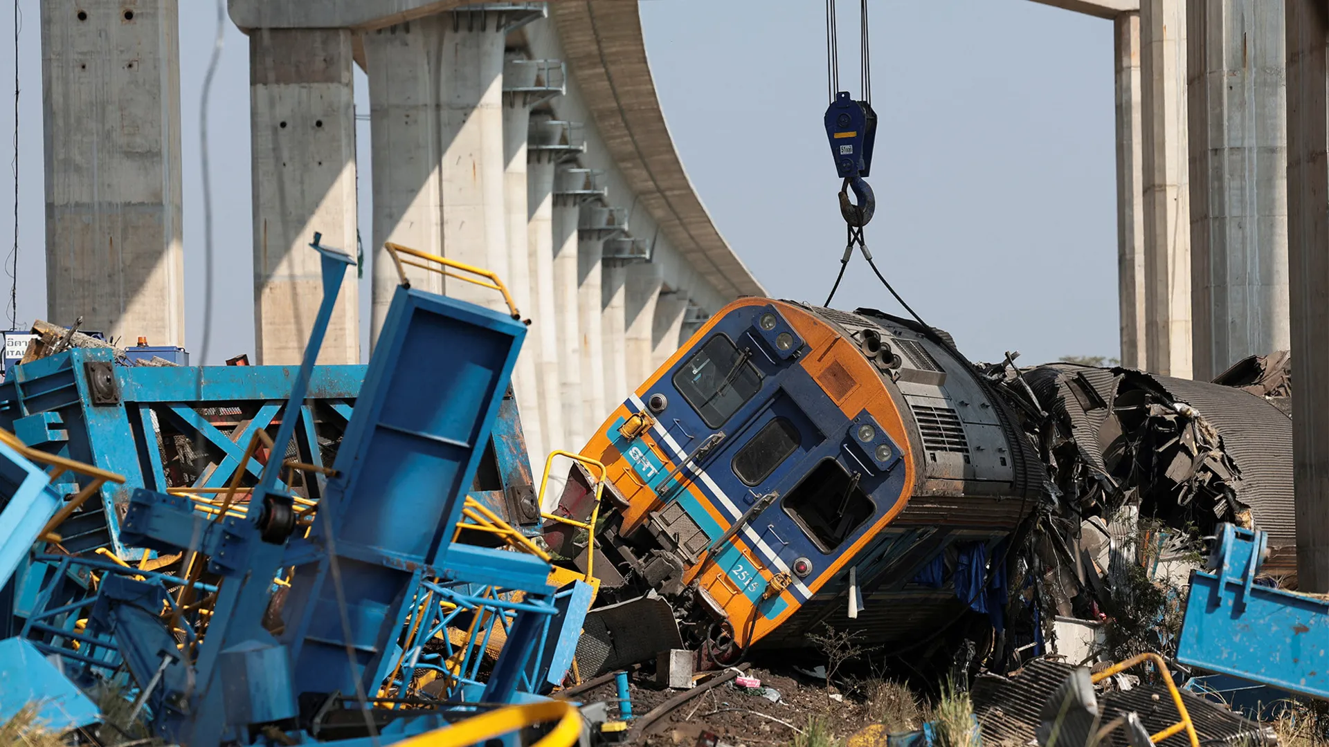 Crane collapse causes deadly train crash in Thailand | Transport