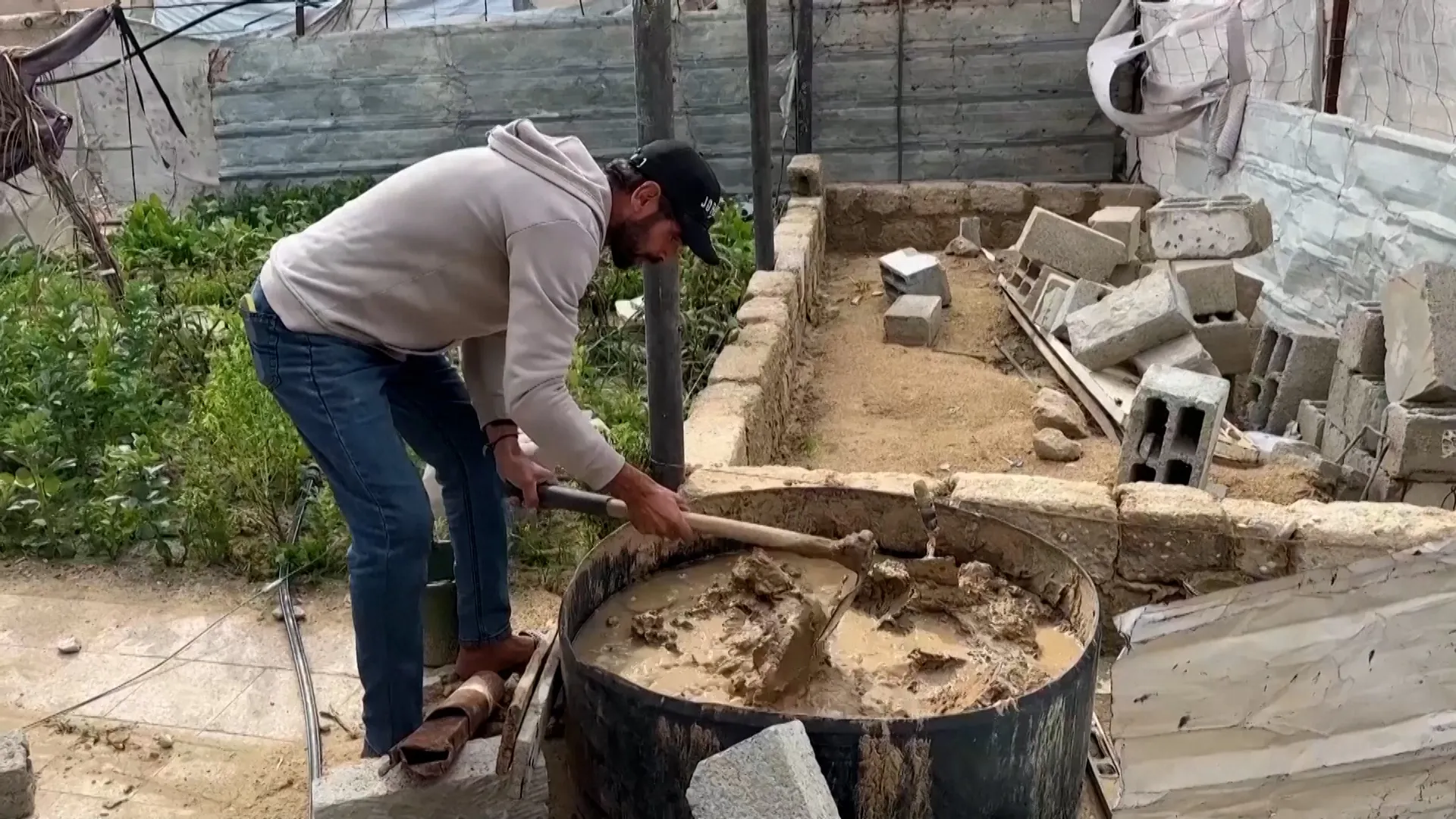 Palestinians in Gaza rebuild houses with mud and rubble | Newsfeed