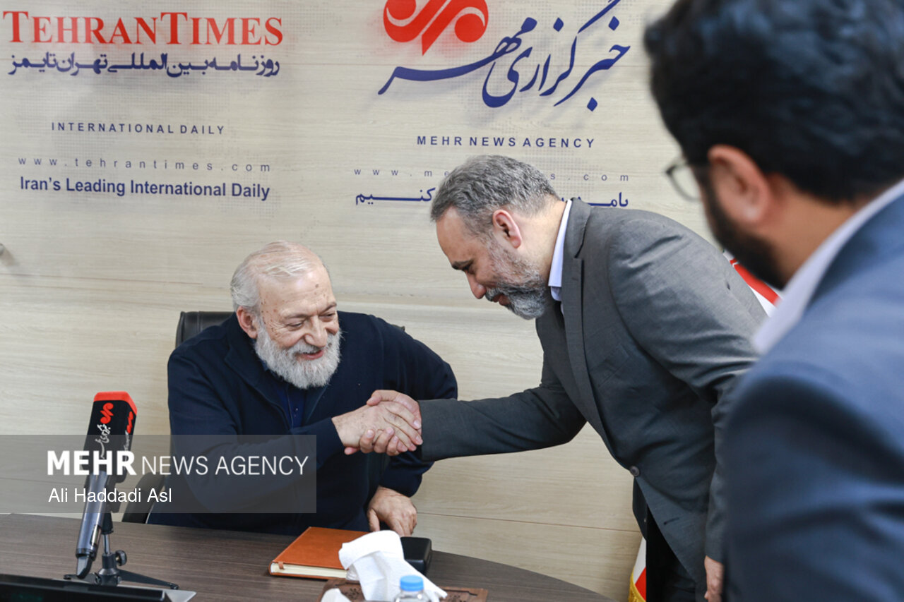 Mehr News Agency – Mohammad-Javad Larijani tours MNA HQ in Tehran