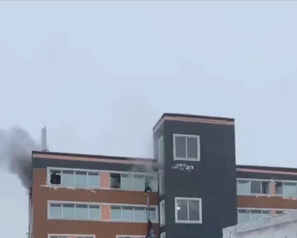 VIDEO: People leaping from window in blaze building in Moscow