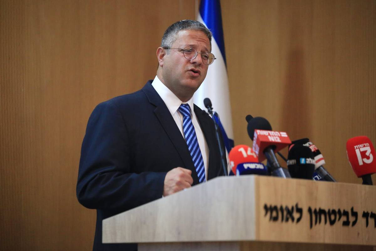 Extremist Israeli minister storms Ofer Prison, oversees abuse of Palestinian inmates – Middle East Monitor