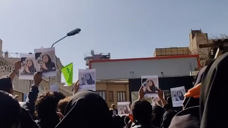 Iranian Students Turn Memorials Into Protests