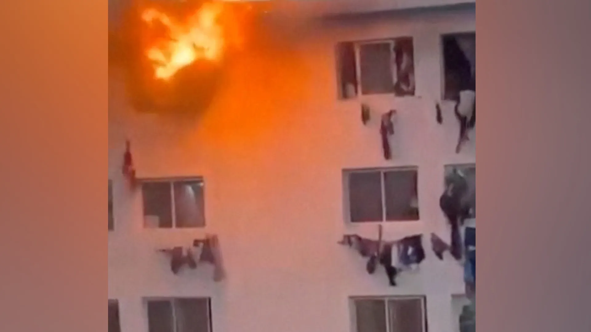 People climb from windows of burning campus building in Dakar | Infrastructure