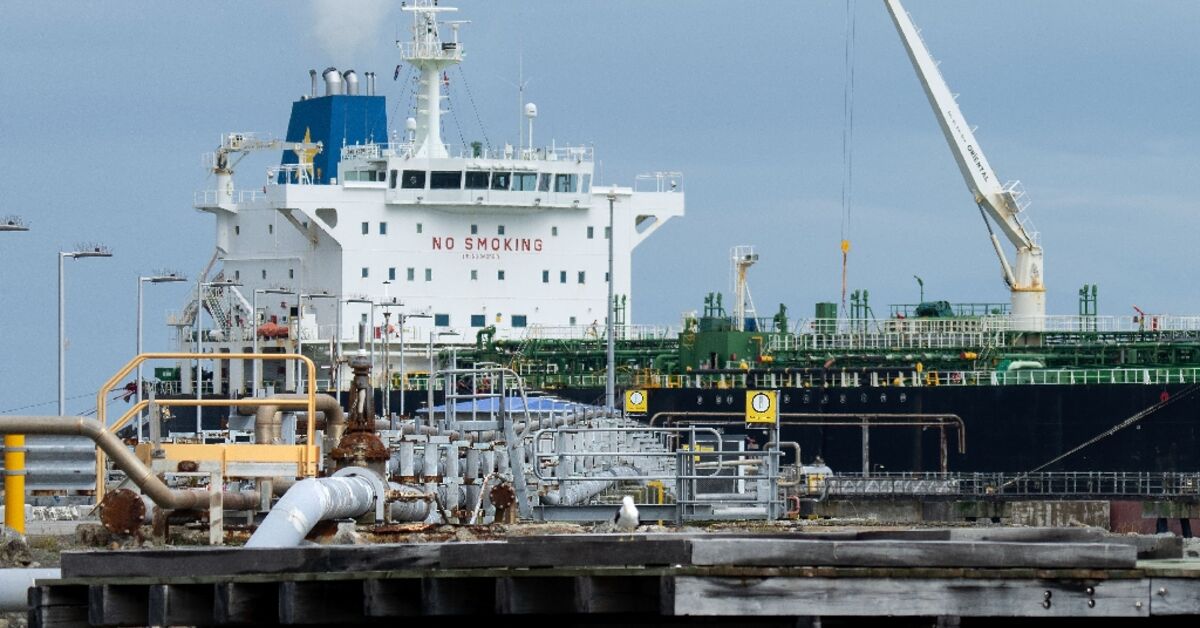 Ship insurers juggle war risks for perilous Gulf route