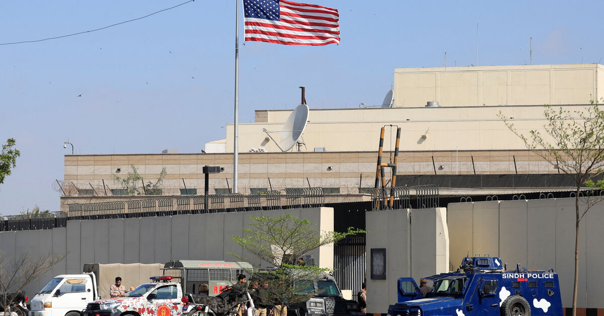 Analysis-Anger among Pakistan’s Shi’ites underlines its Iran-U.S. tightrope walk