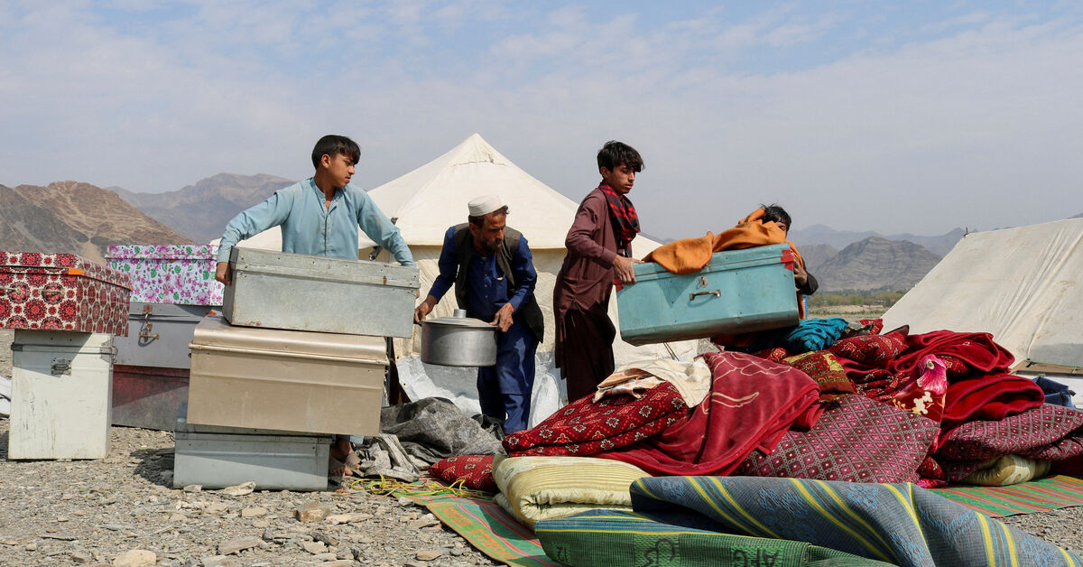 Pakistani, Afghan border forces clash as UN says war displaces 100,000