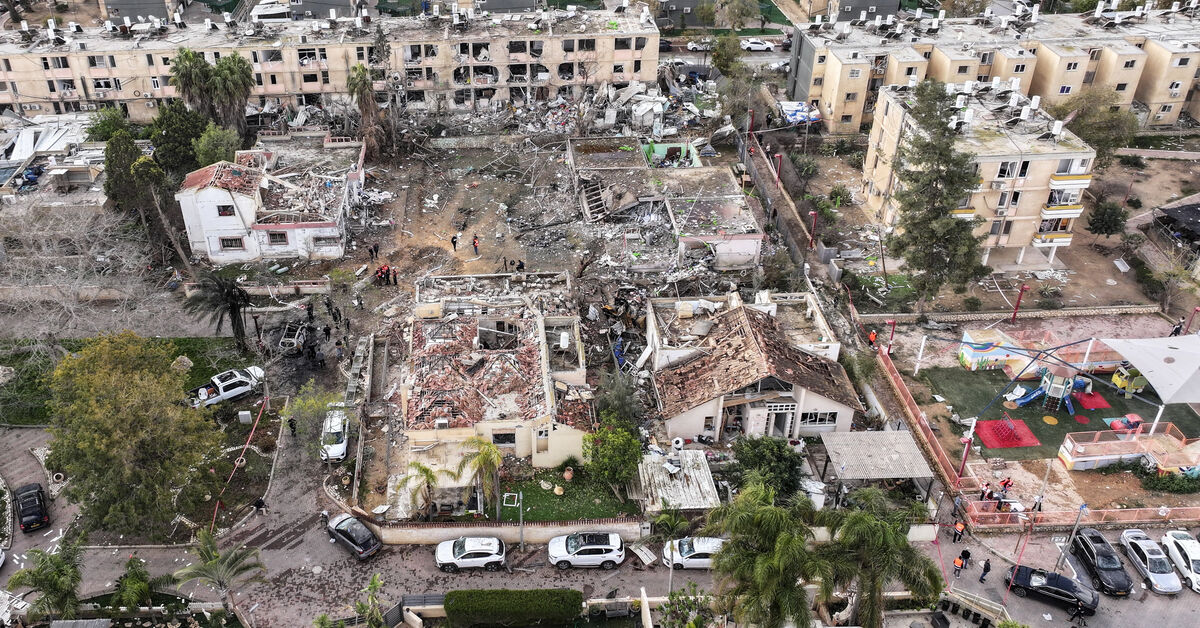 Scores hurt after Iranian missiles hit Israeli desert towns