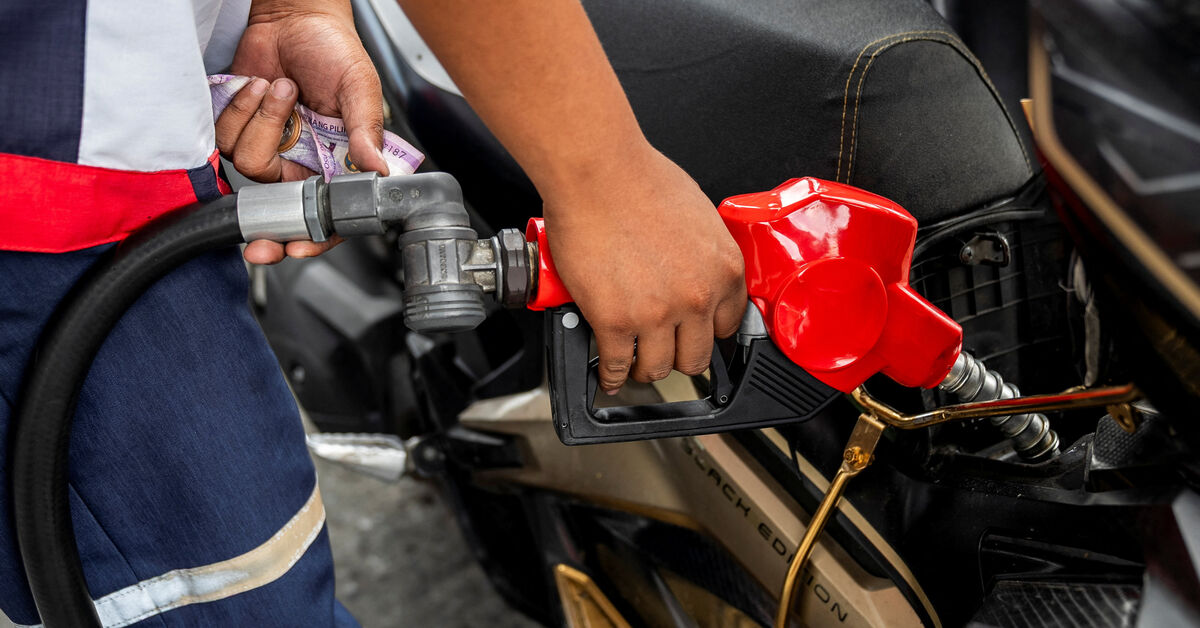 Philippines says working with Washington to obtain oil from U.S.-sanctioned countries