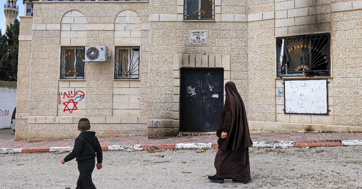 Israeli settlers burn buildings in attacks on West Bank villages