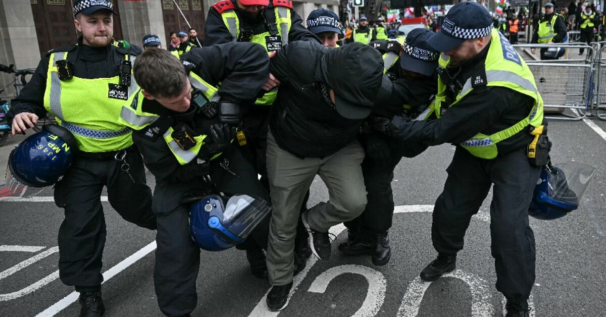 Hundreds join banned UK pro-Palestinian march