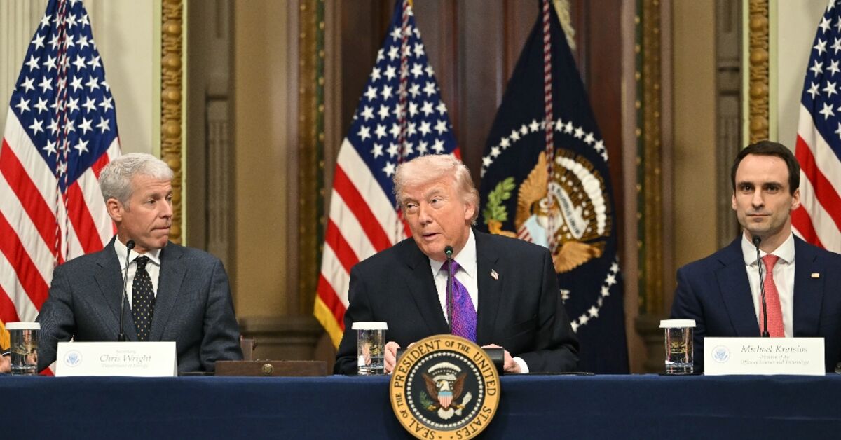 Trump rates Iran war as ’15 out of 10′