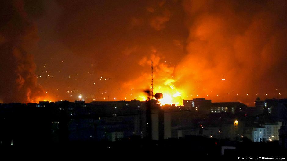 Iran's president apologizes to neighbors, defies US demands – DW.com