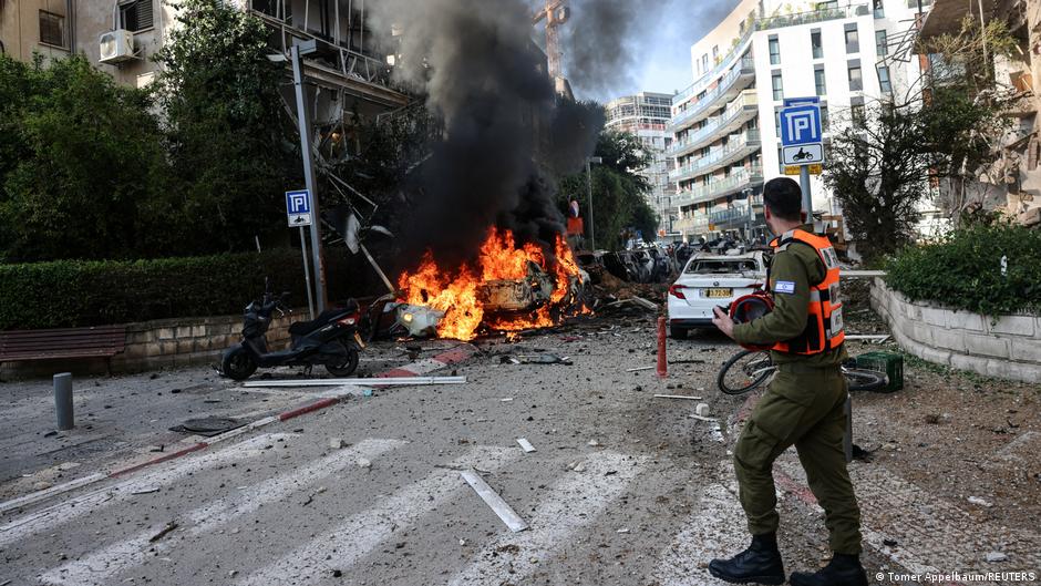 Iran war: Attacks intensify as oil rises above $100 – DW.com